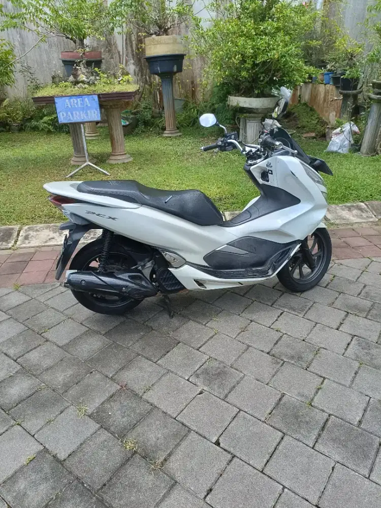 Motor Honda PCX 150 Putih 2018 Tangan Pertama