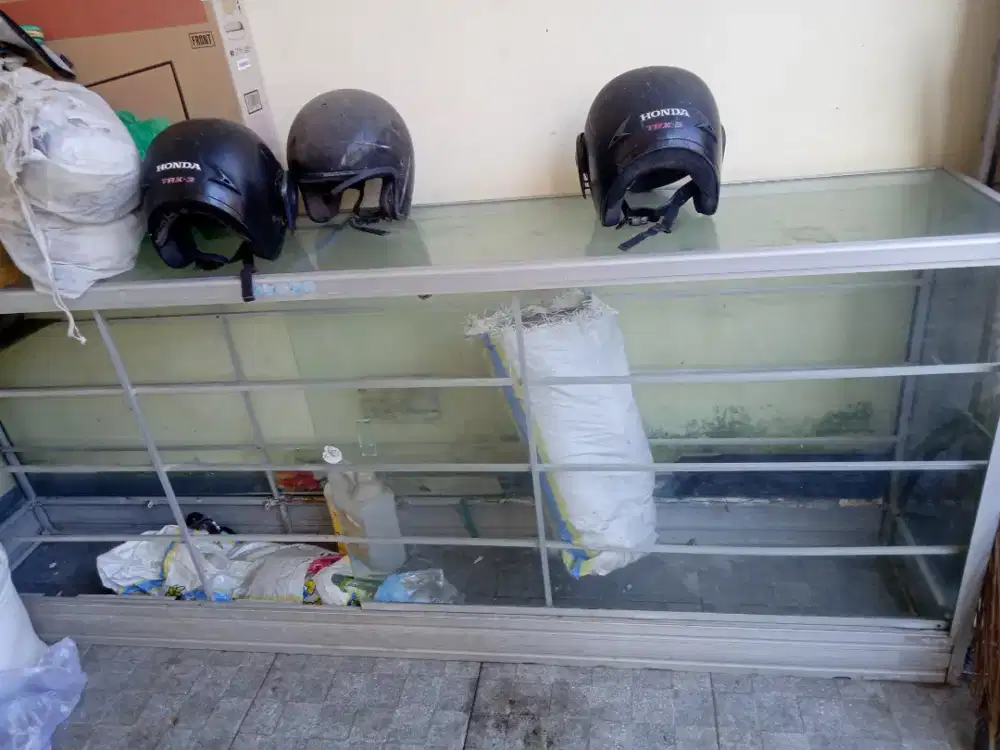 Etalase lemari kaca 2,5 meter