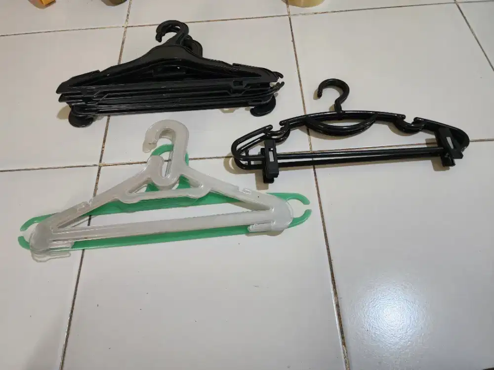 25pcs Gantungan / Hanger Baju Bekas