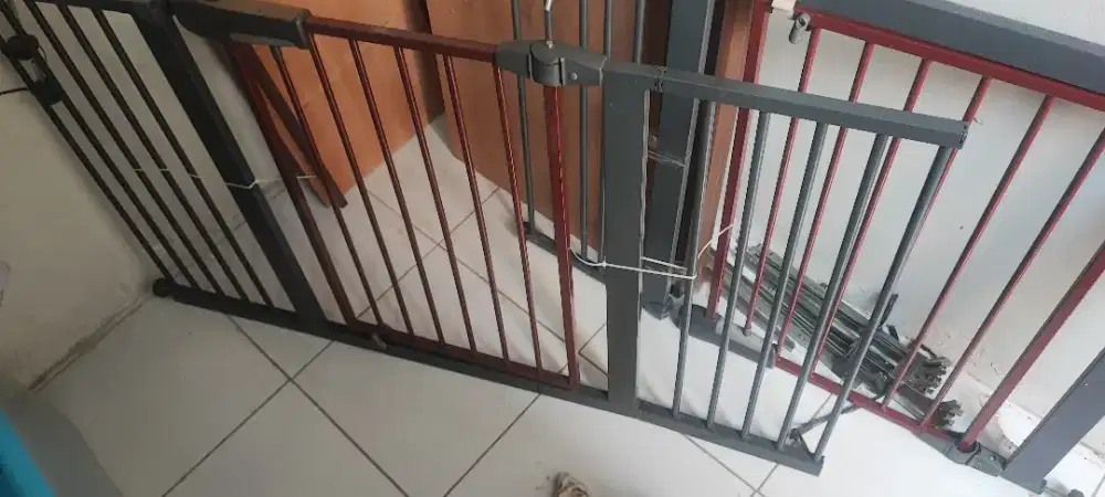 Pagar pengaman bayi/ binatang peliharaan.