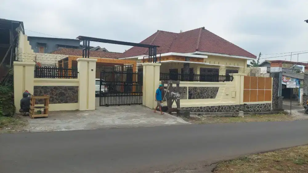 Disewakan / dikontrakan  rumah di jalan raya Ahmad Yani no 1 Lawang