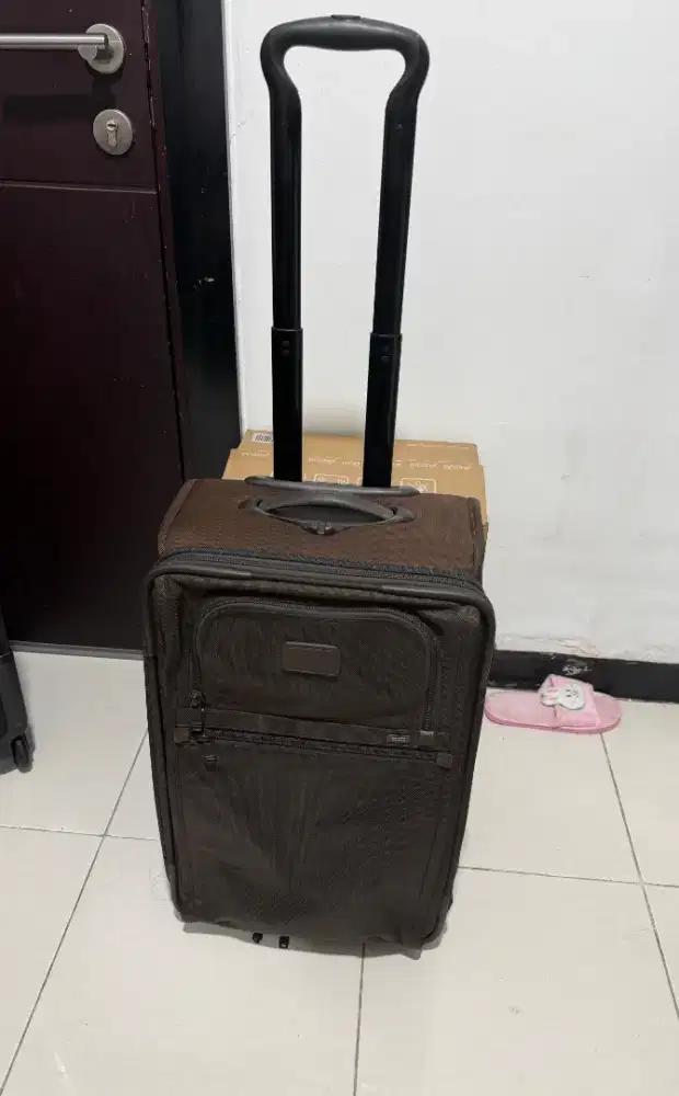 Tumi Alpha 2 International Expandable 2-Wheeled Carry-On