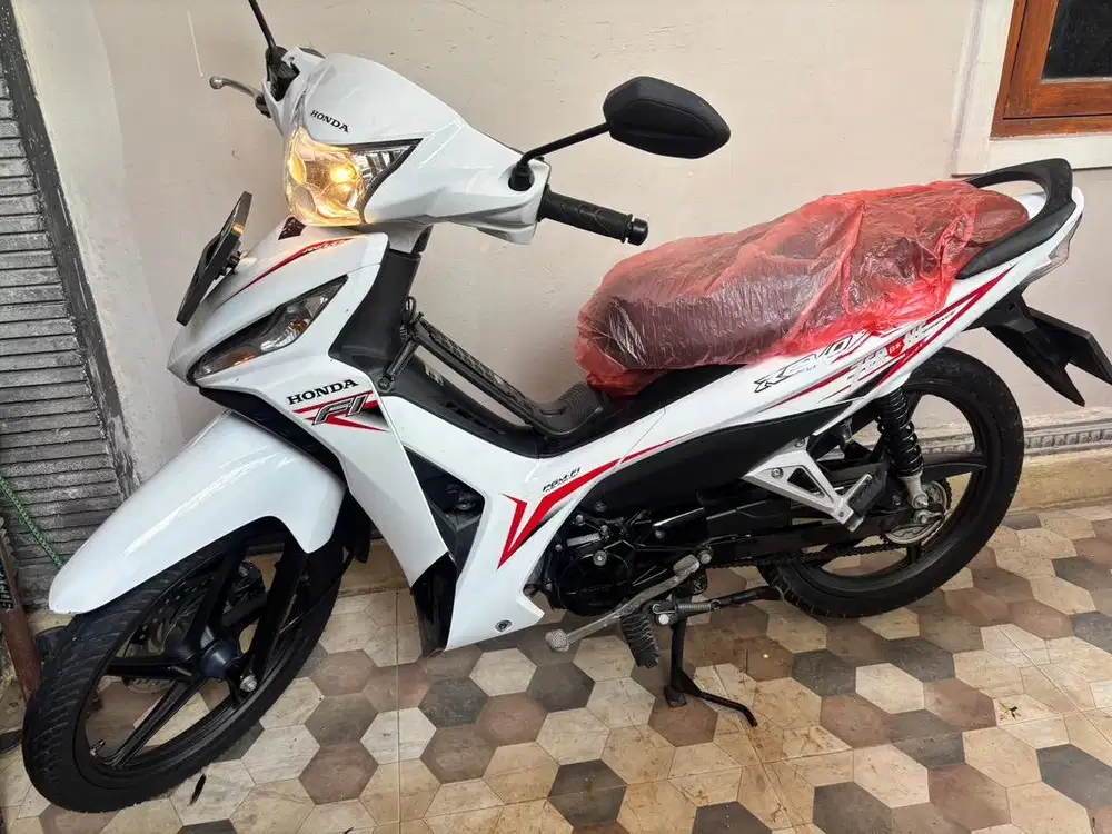 honda REVO FI X  putih lowkm