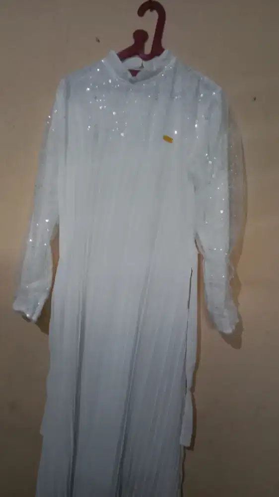 Jual dress, dijual karena kekecilan