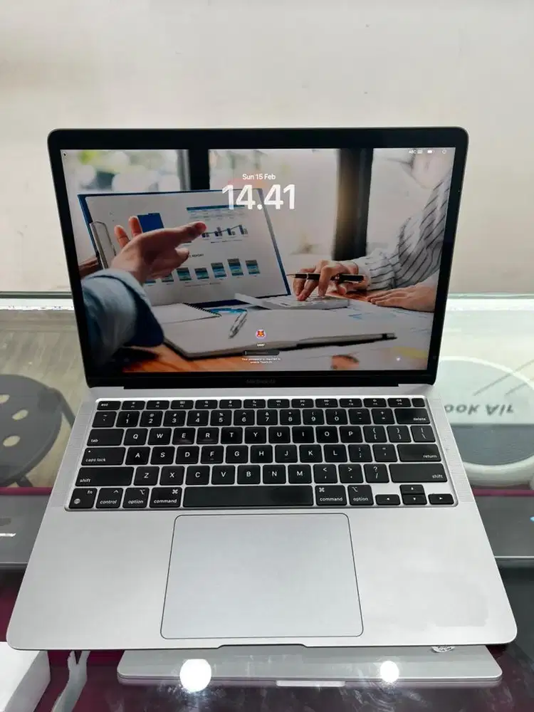 Macbook air 13 inch 2020 M1