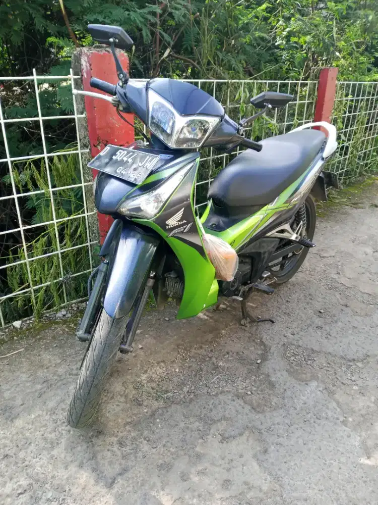 Honda Supra x 125 helm in pgm fi