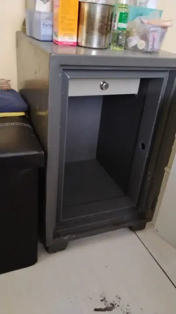 Brankas besi uk besar dan kecil