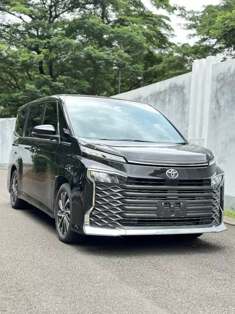 Toyota Voxy Black 2023 TSS! Service Record Toyota! Headup Display!