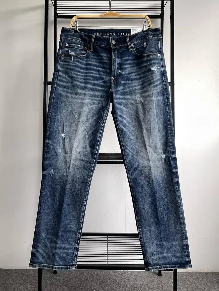 AMERICAN EAGLE DENIM STRAIGHT FIT DISTRESSED BLUE WASH JEANS (35-36)