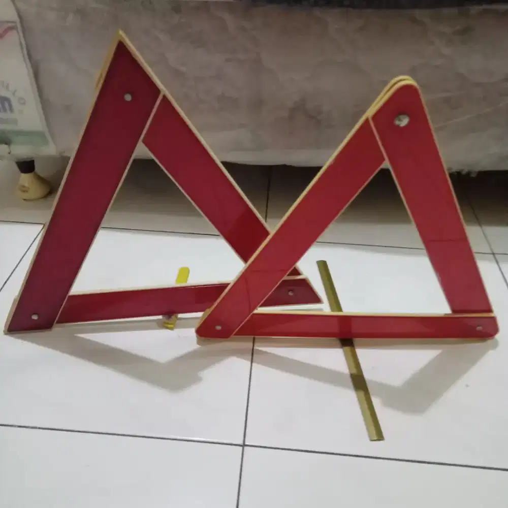 Segitiga pengaman siap pakai hazard 2pcs nego cod rungkut gan