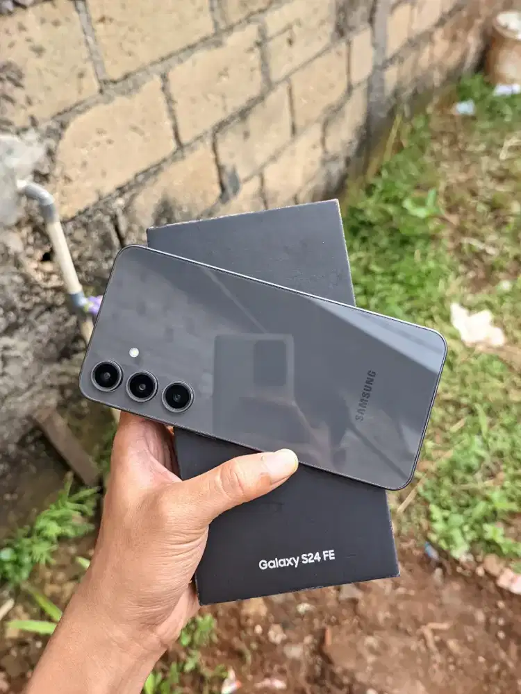 Samsung S24 fe 8/128 sein garansi on 06-2026