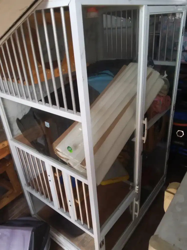 Kandang kucing dan peralatan kesehatan dan sisir atau vitamin