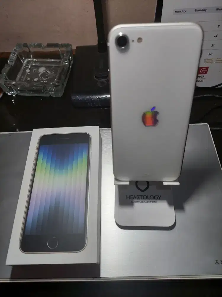 Iphone SE3 white 256 gb full sheet like new banyak Bonus