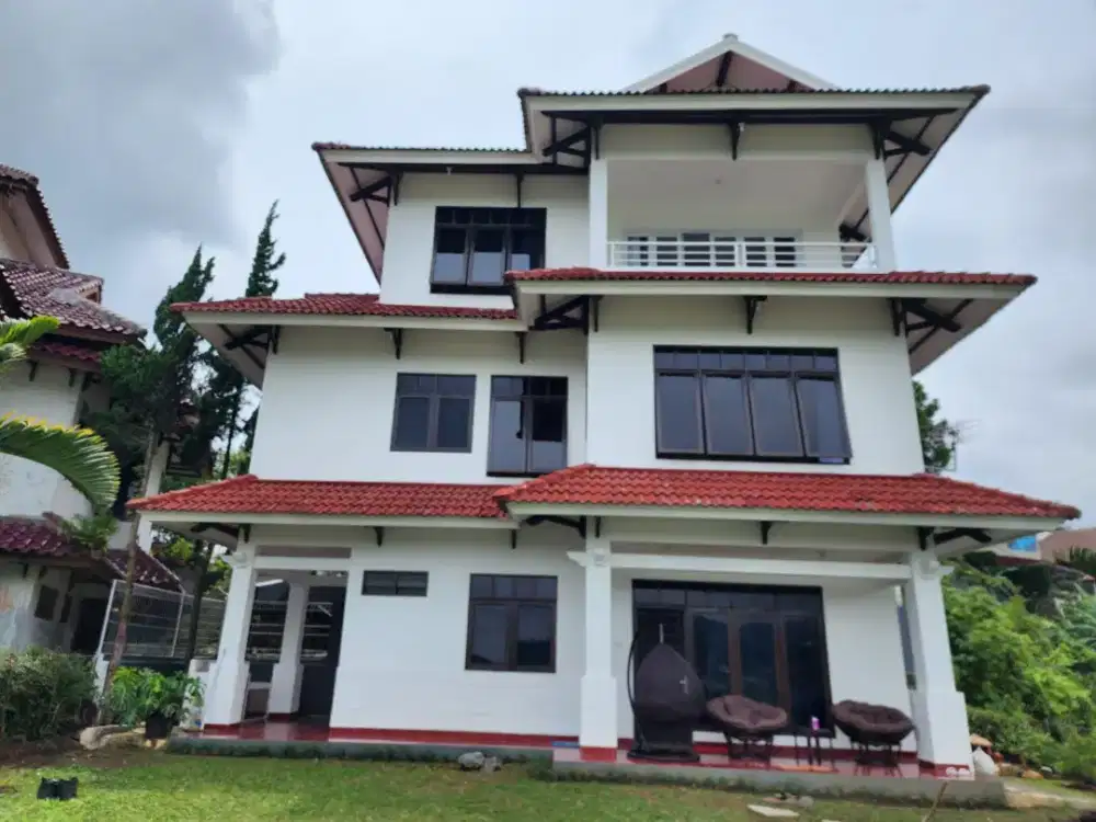Di jual butuh vila 3 lantai lokasi Cimacan Valery Cipanas puncak