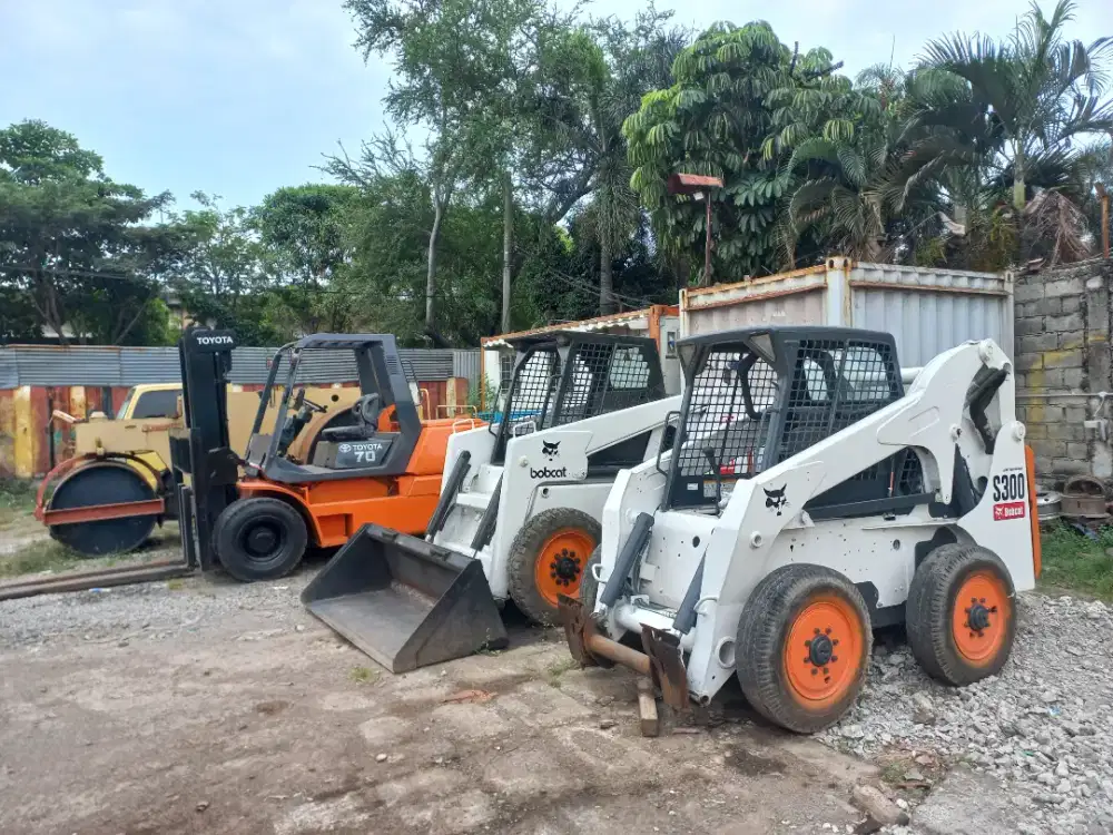 skid steer mini loader bekas komatsu bobcat gehl 2012 4840 kap 0.8 m3