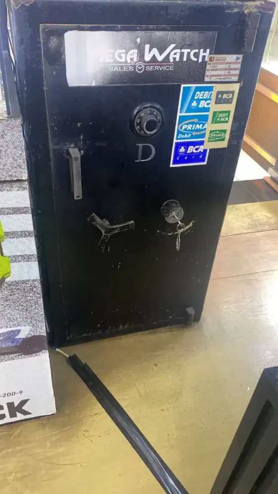 Dijual BRANKAS 
sudah pakai 7thn
Ukuran 100×60×58
Berat 600kilo