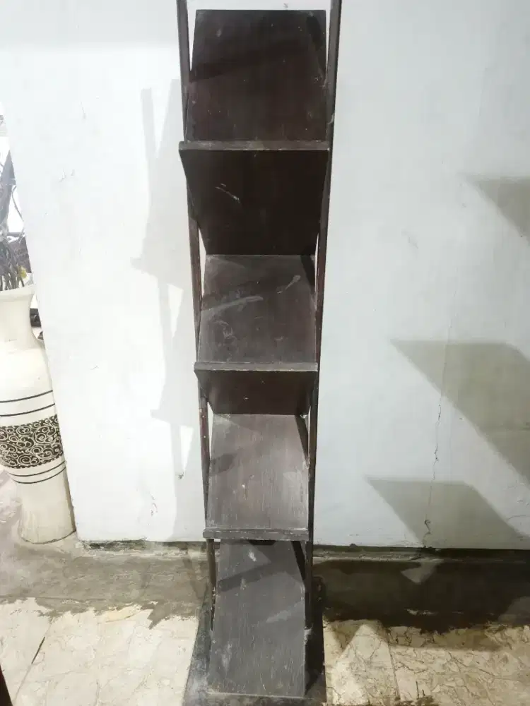 Rak simpan Al Qur'an, majalah n koran