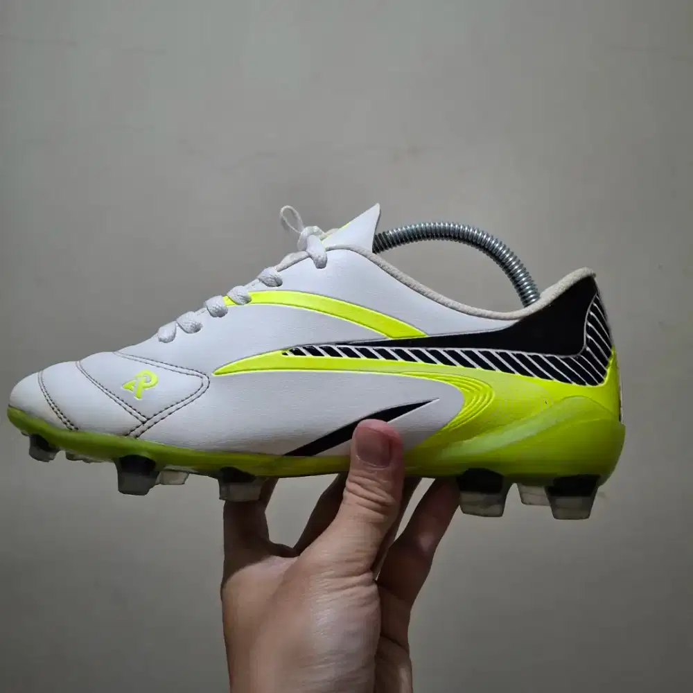 Sepatu bola size 42