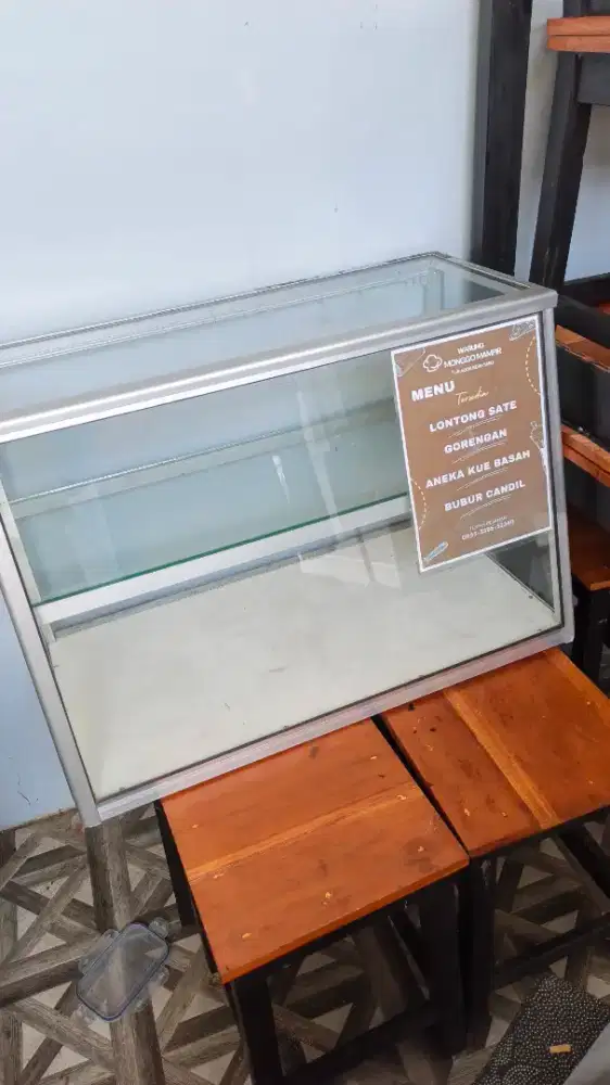 Etalase kaca bekas