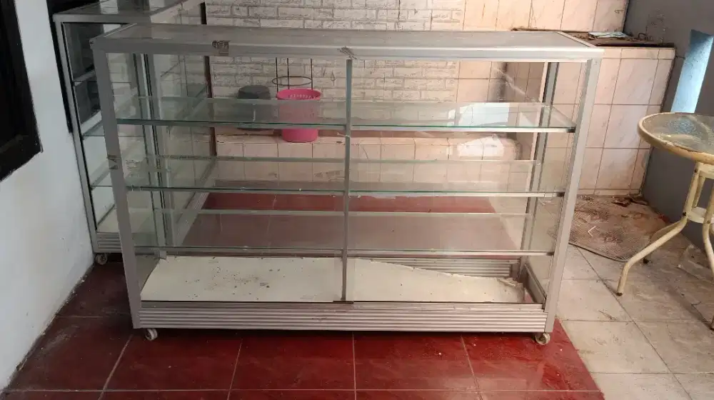 Etalase kaca bekas