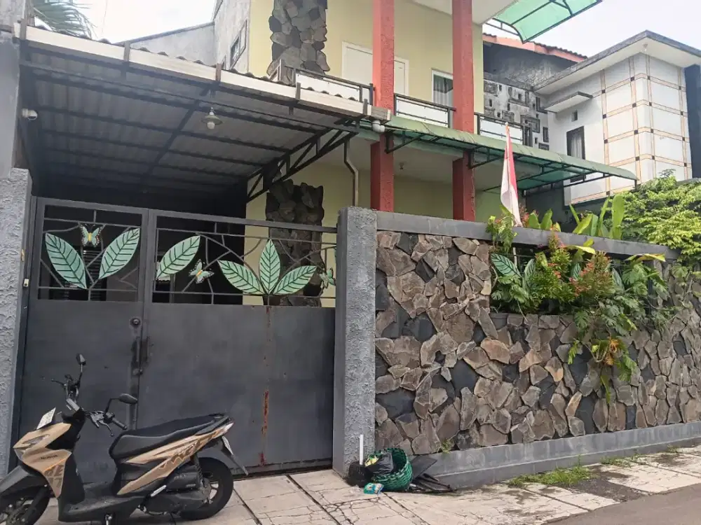 Rumah Nyaman Keluarga 3 lantai di lokasi aman dan nyaman.
