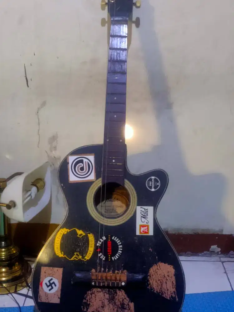 Gitar akustik kondisi apa adanya