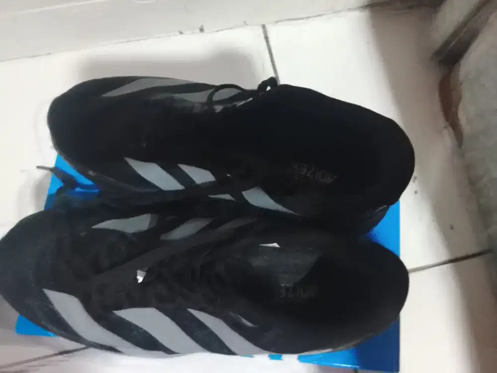 Sepatu running Adidas Adizero edisi kegedean