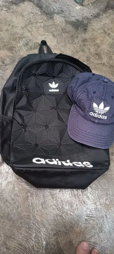 Tas dan topi adinda