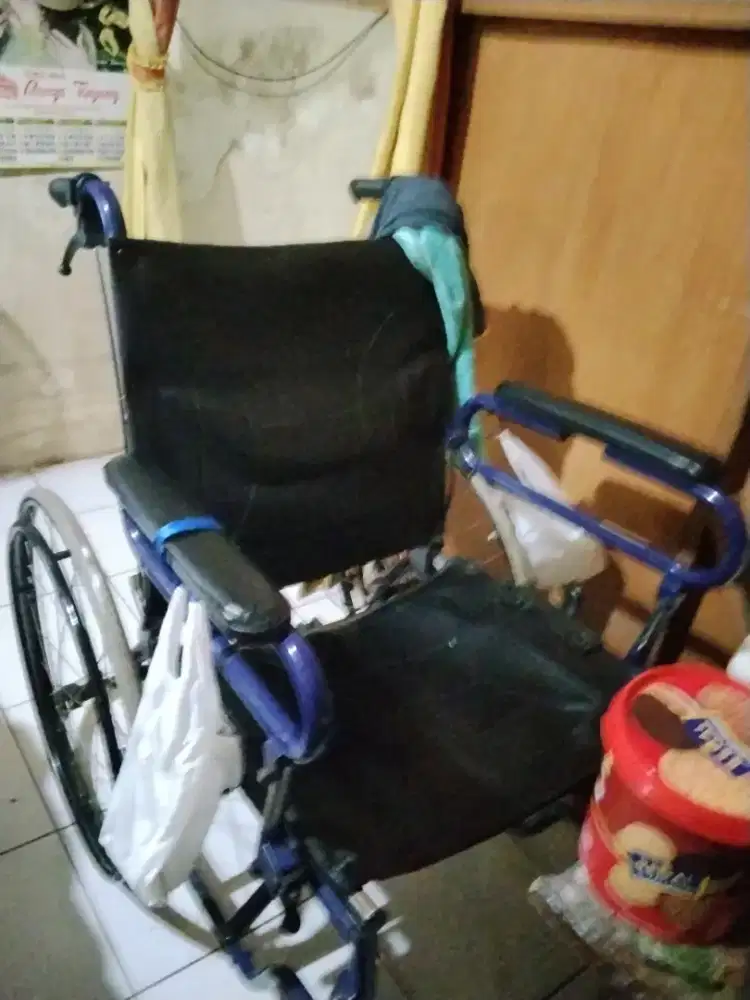 Jual kursi roda blum ada 1thn komplit dari sandaran kaki sampai atas