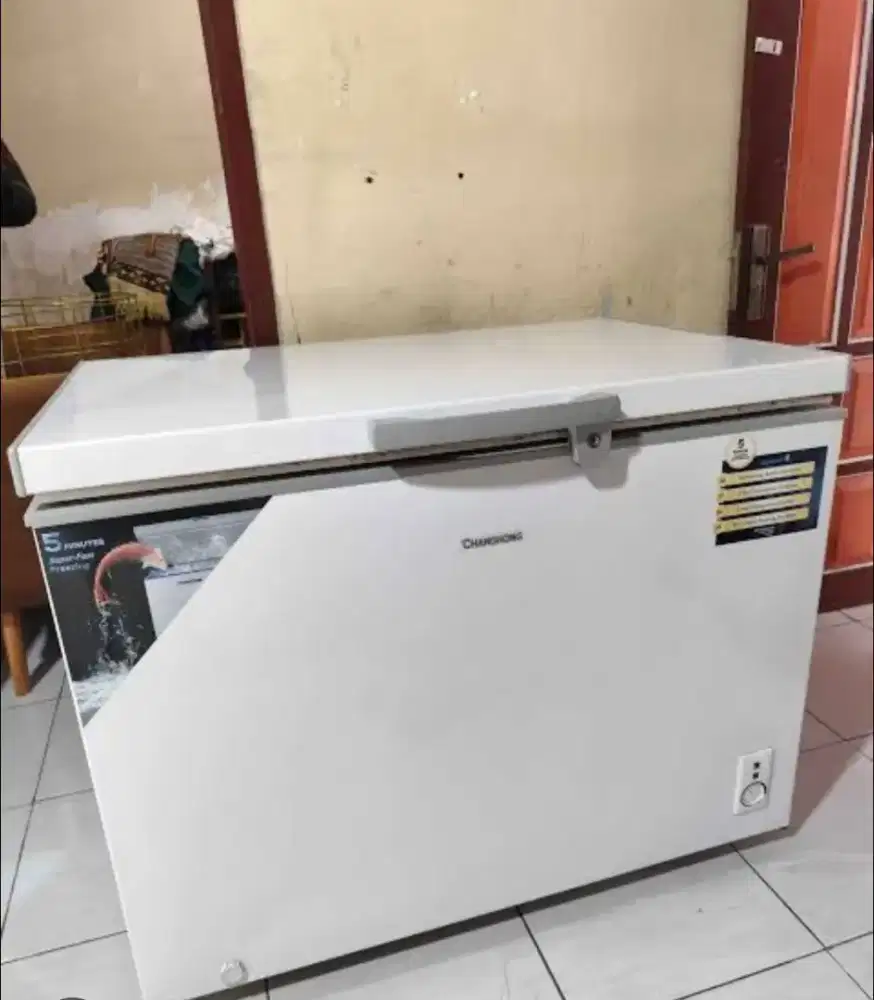 Freezer merek Changhong 300 liter
