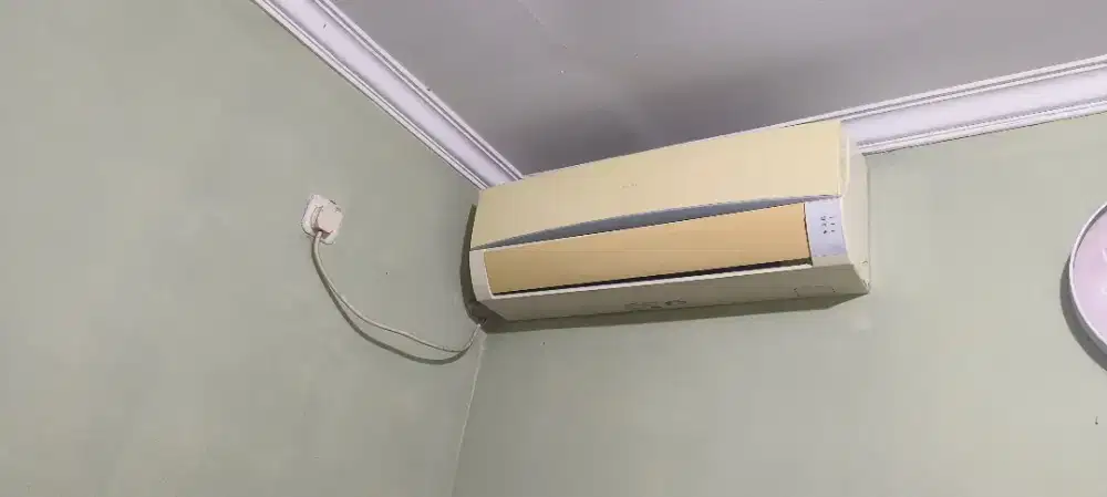 AC merk sharp 1 pk : Ac indoor+outdoor, briket indoor+outdoor, remote