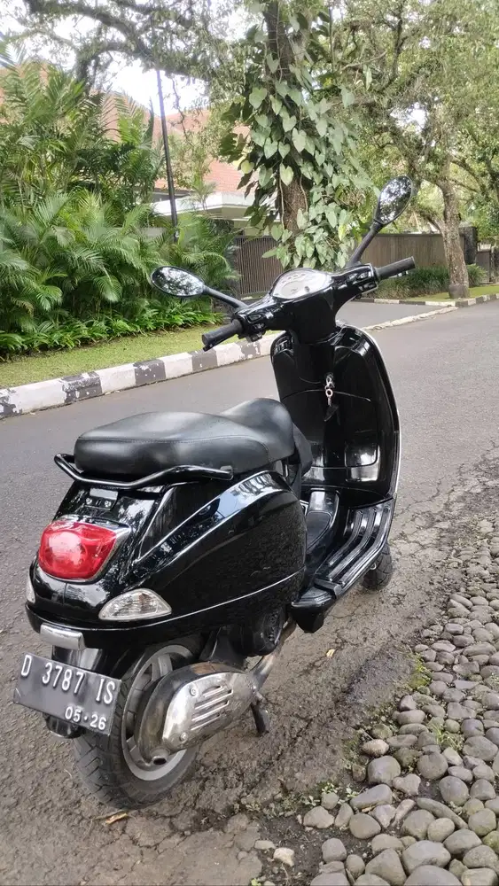 Vespa LX 2011 karbu kick stater warna hitam (LANGKA)