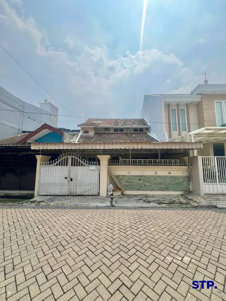 Rumah 2 lantai di Perumahan Manyar Jaya siap huni