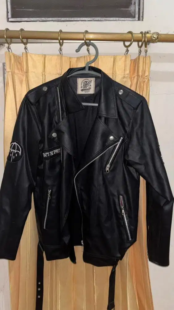 Jaket kulit hitam