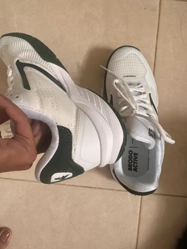 Sepatu Tennis BRODO - Active Stance Tennis Padel White Olive