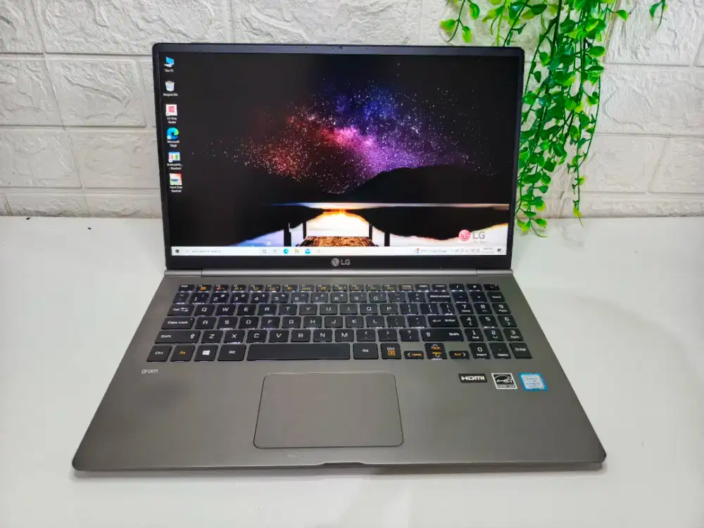 Laptop LG Gram Intel Core i5-8250U RAM 8GB SSD 256GB Body Slim Ringan