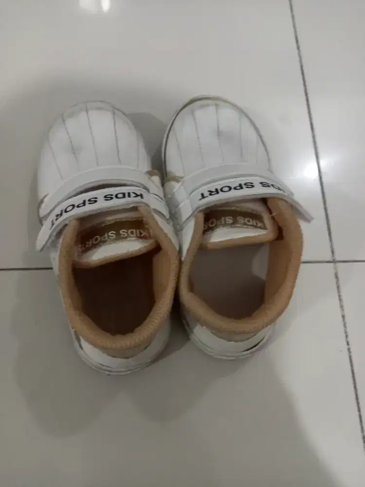 Di jual sepatu anak. Kondisi  80 %  bagus.