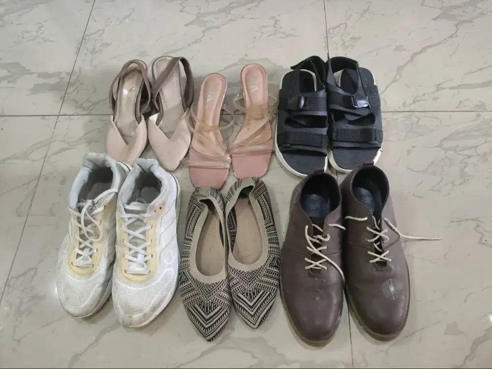 Jual sepatu preloved pria dan wanita.