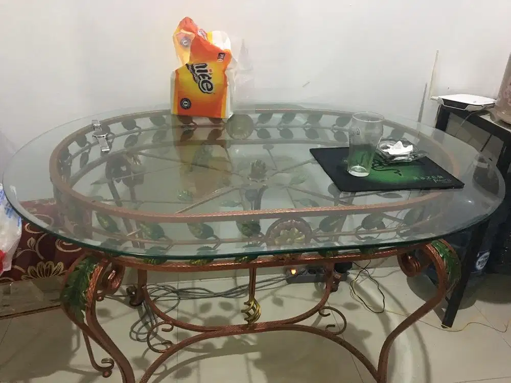 Meja makan dan bangku