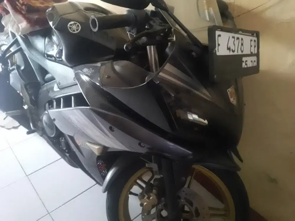 Dijual motor R 15, surat2 komplit, jarang dipakai mau ganti metik