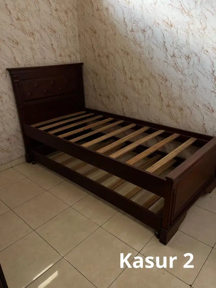 DIJUAL LEMARI DAN KASUR SATU SET KAYU JATI MURAH BISA NEGO