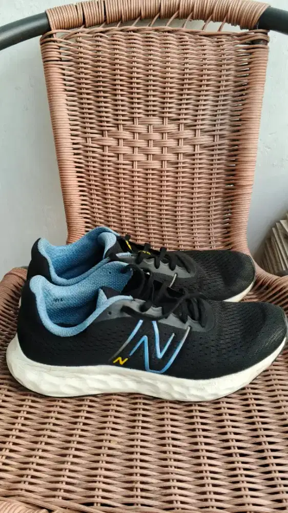 Sepatu running new balance size 44