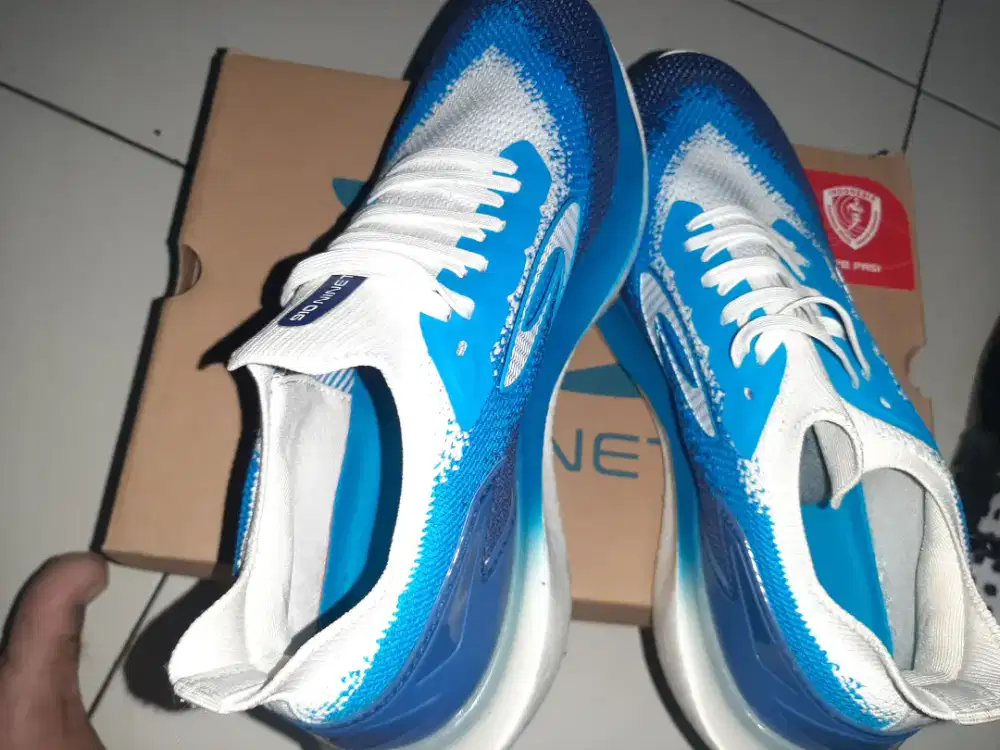 Sepatu running 910 nineten