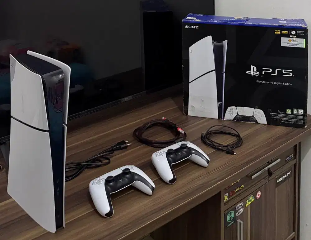 PS5 Slim Digital 1TB + FC26 + 2 Stick (mulus)