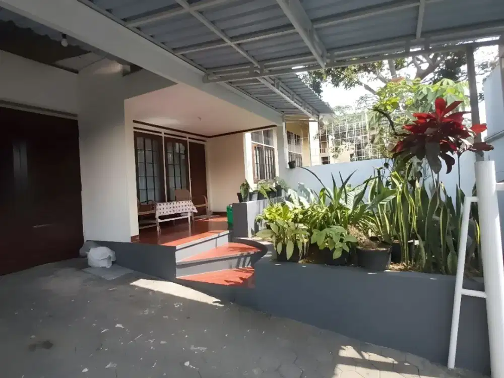 DIJUAL CEPAT: RUMAH MEWAH 306m² DI SARIJADI BANDUNG – LOKASI STRATEGIS DEKAT MARANATHA & TOL PASTEUR! NEGO SAMPAI JADI!