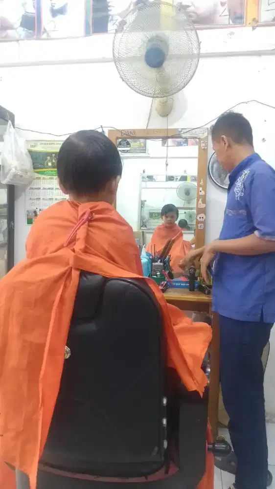 Cari pegawai tukang cukur