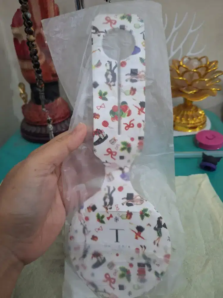 Gantugan kunci 
Untuk mentandakan 
Tas milik kita sendiri
Limited edit