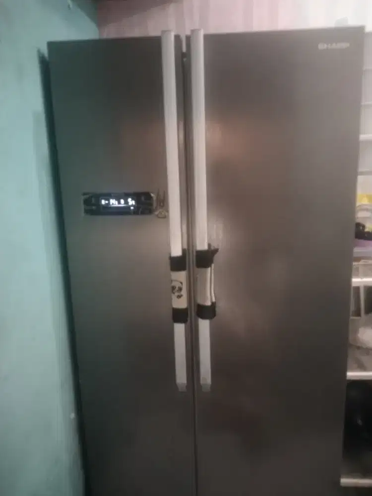 Dijual kulkas merk Sharp side by side SJ-IS60M-SL kondisi mulus