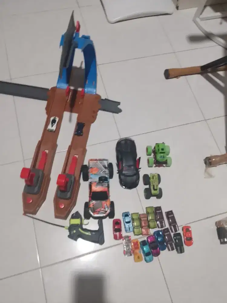 Satu set mainan anak anak mobil dan pelontar dll satu set murah saja s