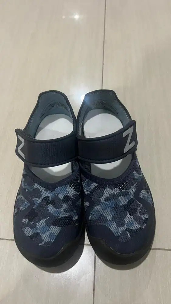 Sepatu Sendal New Balance size 32.5